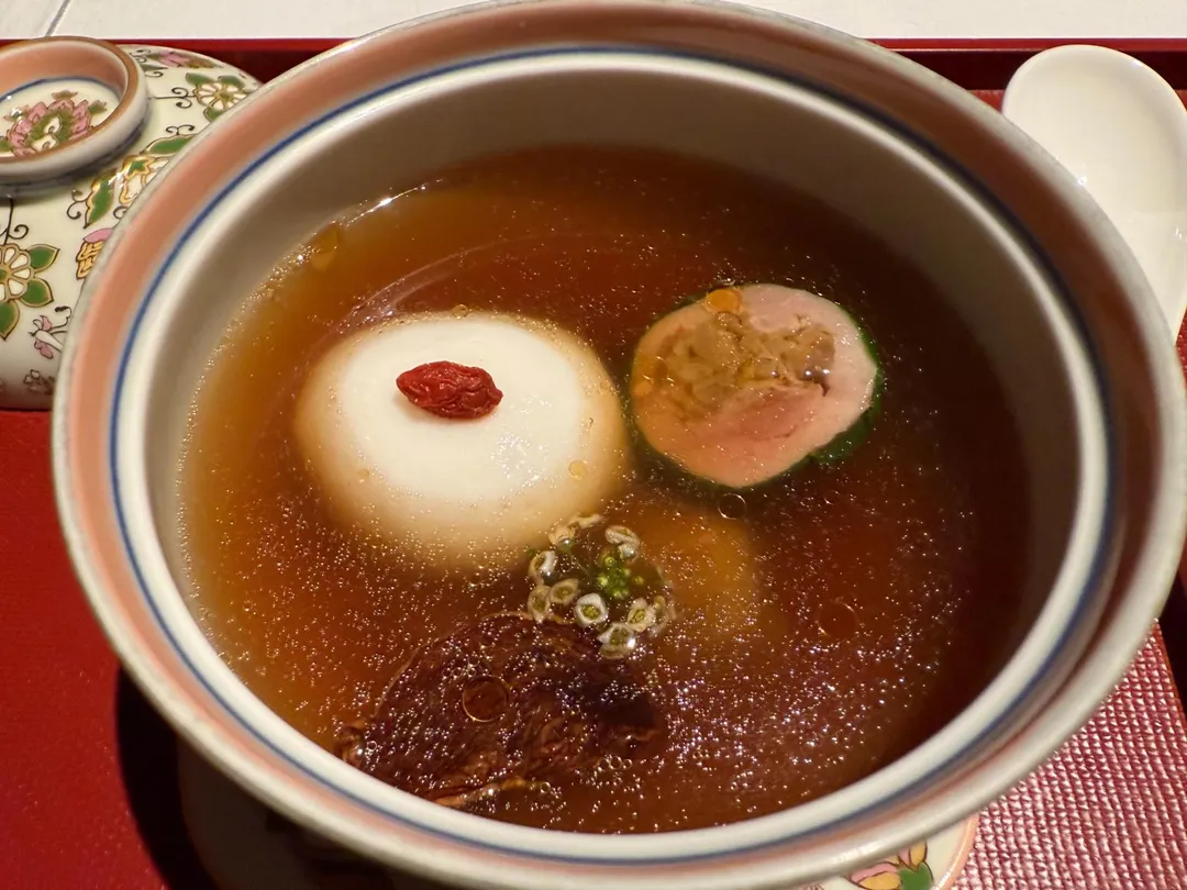 解構版「薑母.鴨.魚丸」暗藏玄機。（圖／黃宏輝提供）