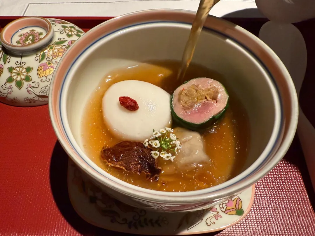 澄清高湯加入這份魚丸、肉捲和餛飩,似乎很難聯想到台式薑母鴨。(圖/黃宏輝提供)