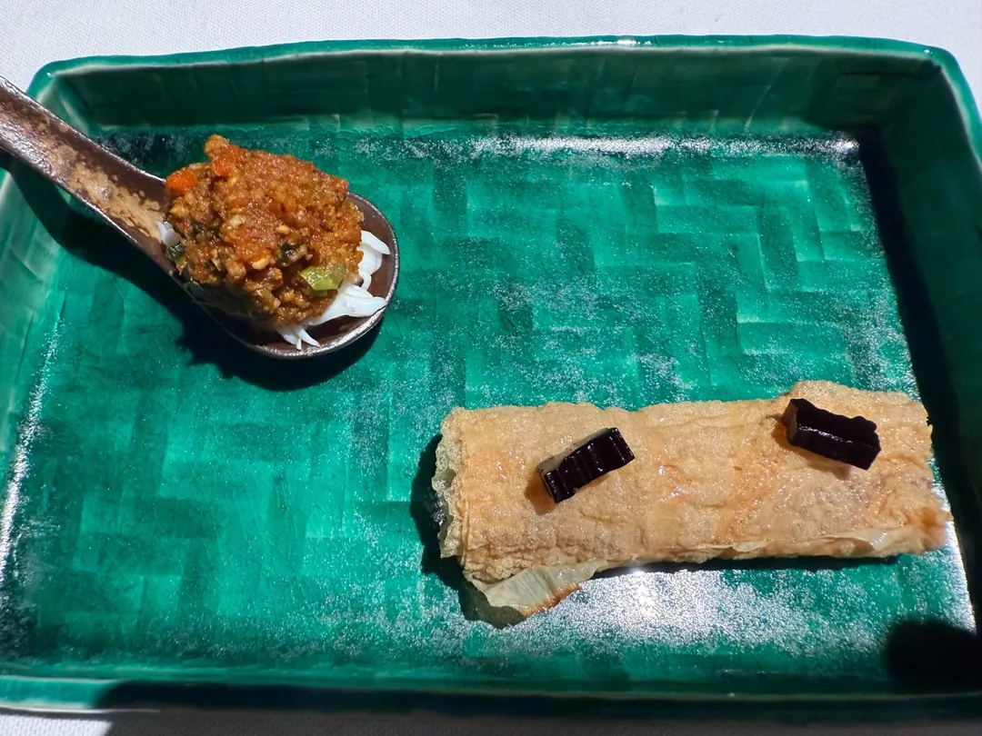 「鮮蟹／蟹黃／響鈴」使用紅蟳、處女蟳及大閘蟹的蟹黃，搭配清爽新鮮帝王蟹肉絲和特製響鈴捲。（圖／黃宏輝提供）