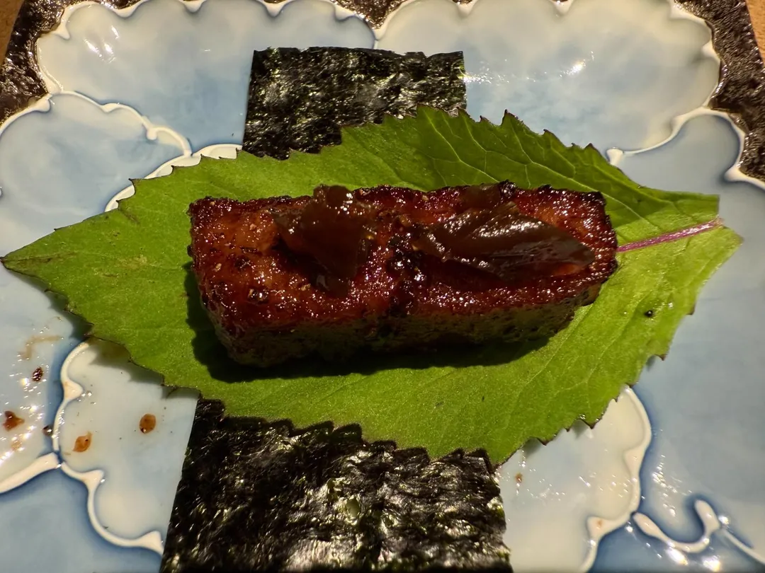 烤和牛的油香配上近似山茼蒿氣味的昭和葉。(圖/黃宏輝提供)
