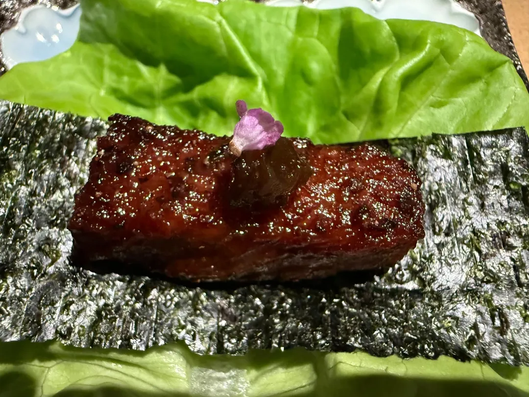 搭奶油生菜包捲食用像是韓式烤肉。(圖/黃宏輝提供)