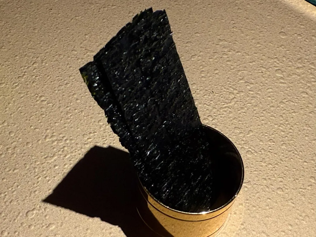 百年老店「丸山海苔」的海苔僅有原始的海水鹹味,與和牛共組極簡單海陸雙味。(圖/黃宏輝提供)