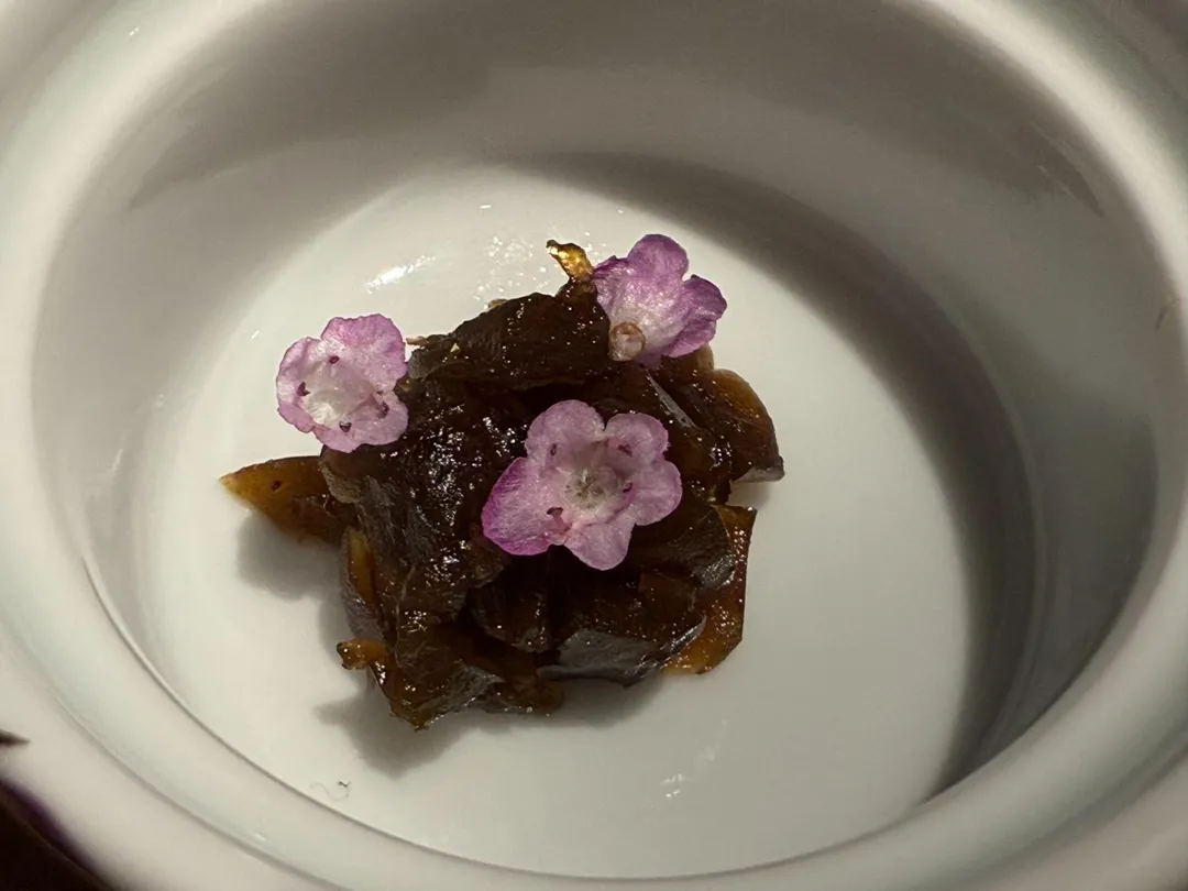 清香的17年陳年紫蘇梅佐和牛有解膩效果。(圖/黃宏輝提供)