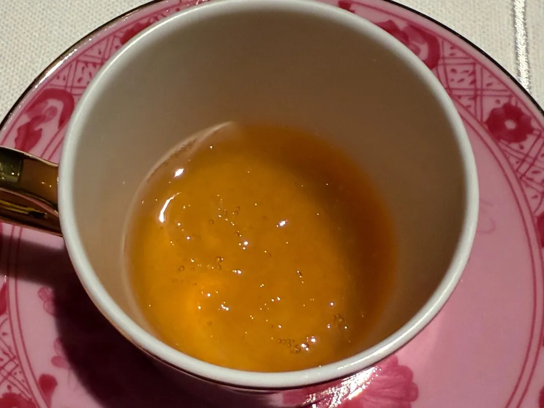 晶瑩剔透的官燕來自馬來西亞婆羅洲沙巴人工養殖。(圖/黃宏輝提供)