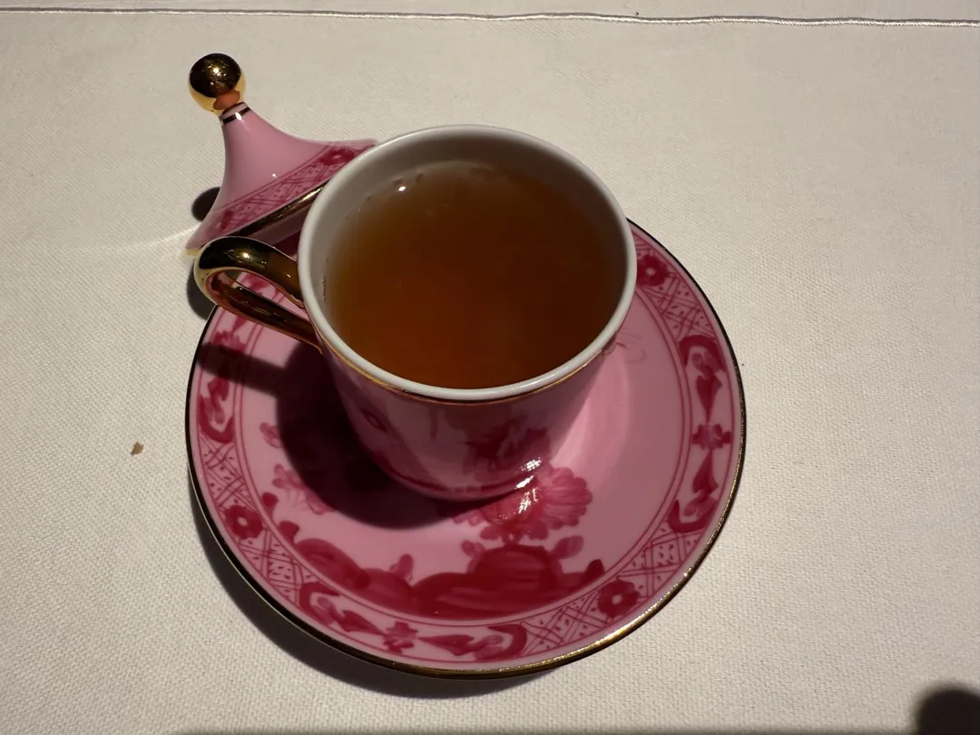 飯後甜湯「雪梨/官燕」使用各式東方香料蜜煨西洋梨。(圖/黃宏輝提供)