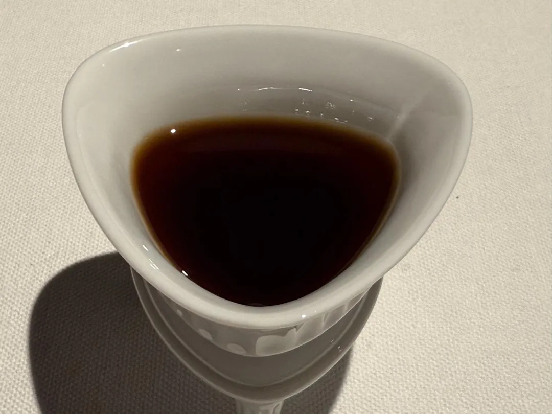 餐後的蜜煉薑茶袪除蟹料理的寒氣兼具暖胃功能。(圖/黃宏輝提供)