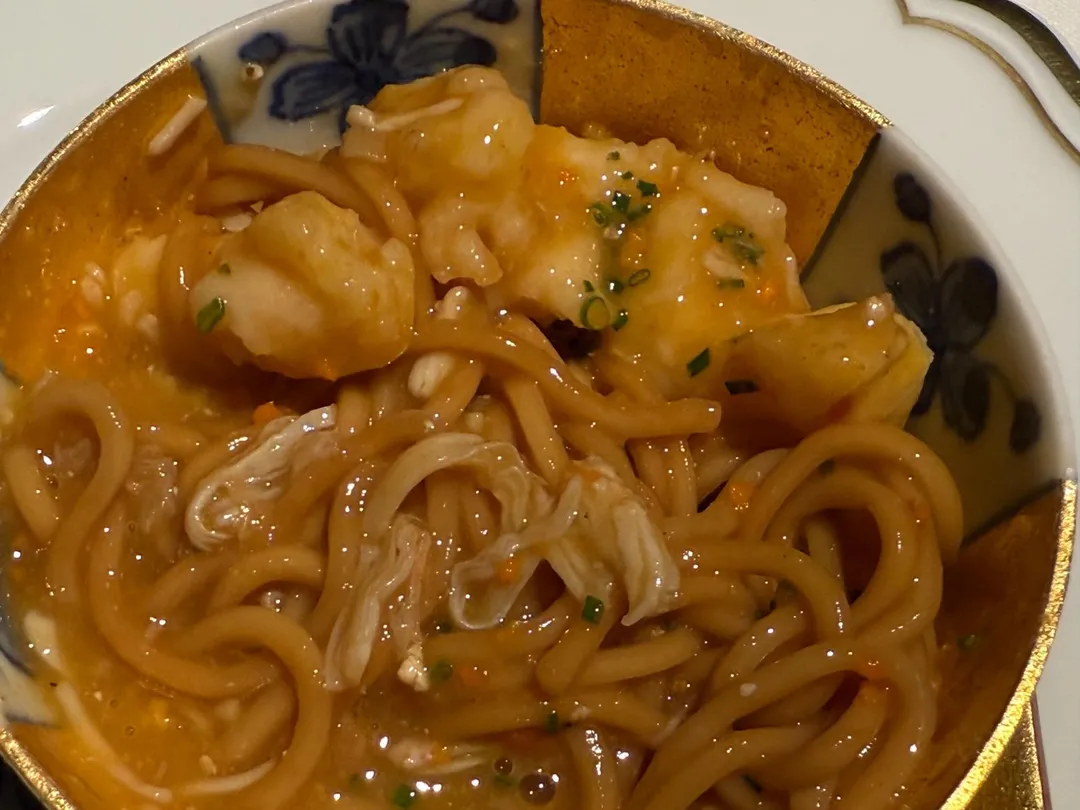 不加鹼的麵條拌勻蟹黃醬,帶來十分豪華的味覺體驗。(圖/黃宏輝提供)
