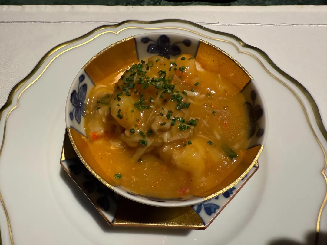 「鮮蟹／蝦／麵」將長臂蝦蝦仁拌入嚴選蟹黃醬，拌著不加鹼的麵條帶來豪華味覺體驗。（圖／黃宏輝提供）