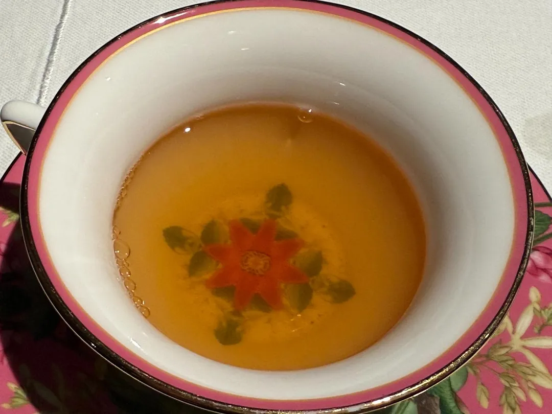 手炒黑豆加入枸杞茶,頗有養生概念。(圖/黃宏輝提供)