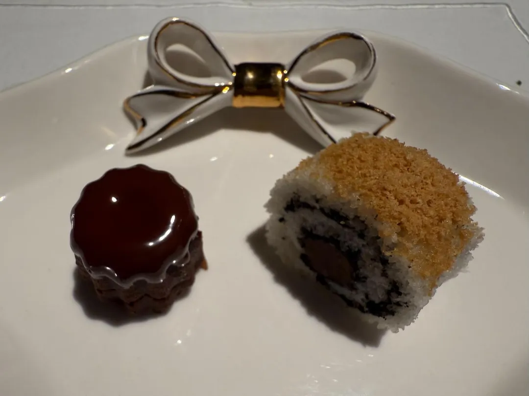 茶點端出無咖啡因的茶、鬆糕與巧克力蛋糕。(圖/黃宏輝提供)