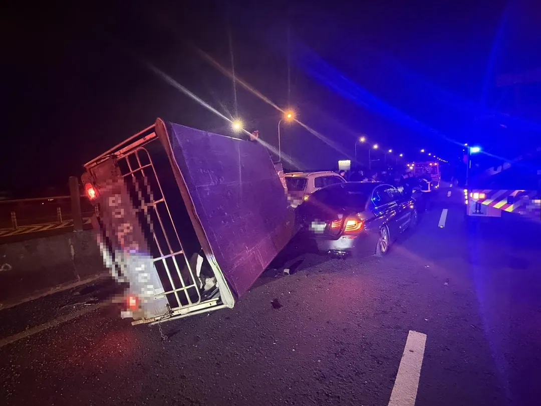 高雄台88快速道路西向7.5公里處於26日晚上7點多發生一起嚴重的交通事故。(圖/翻攝畫面)
