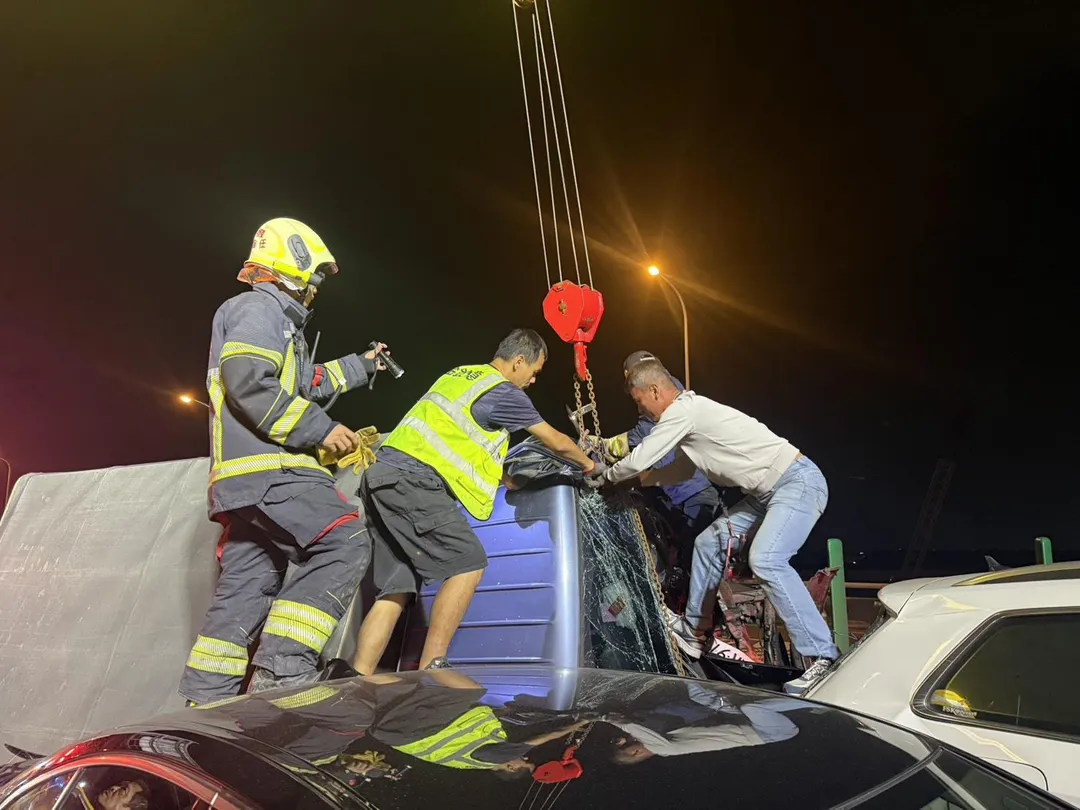 高雄台88快速道路西向7.5公里處於26日晚上7點多發生一起嚴重的交通事故。(圖/翻攝畫面)