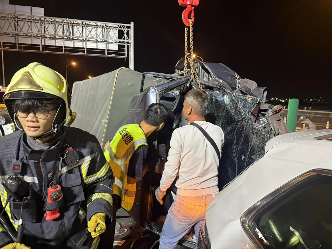 高雄台88快速道路西向7.5公里處於26日晚上7點多發生一起嚴重的交通事故。(圖/翻攝畫面)