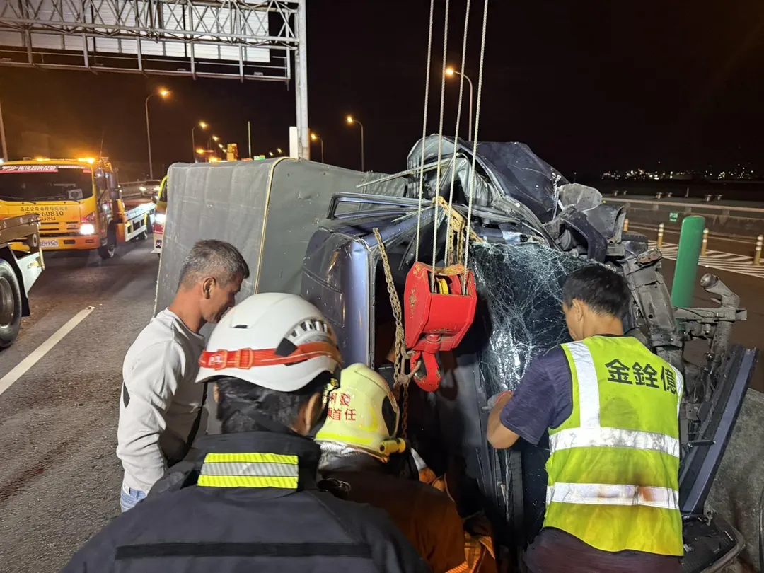 高雄台88快速道路西向7.5公里處於26日晚上7點多發生一起嚴重的交通事故。(圖/翻攝畫面)