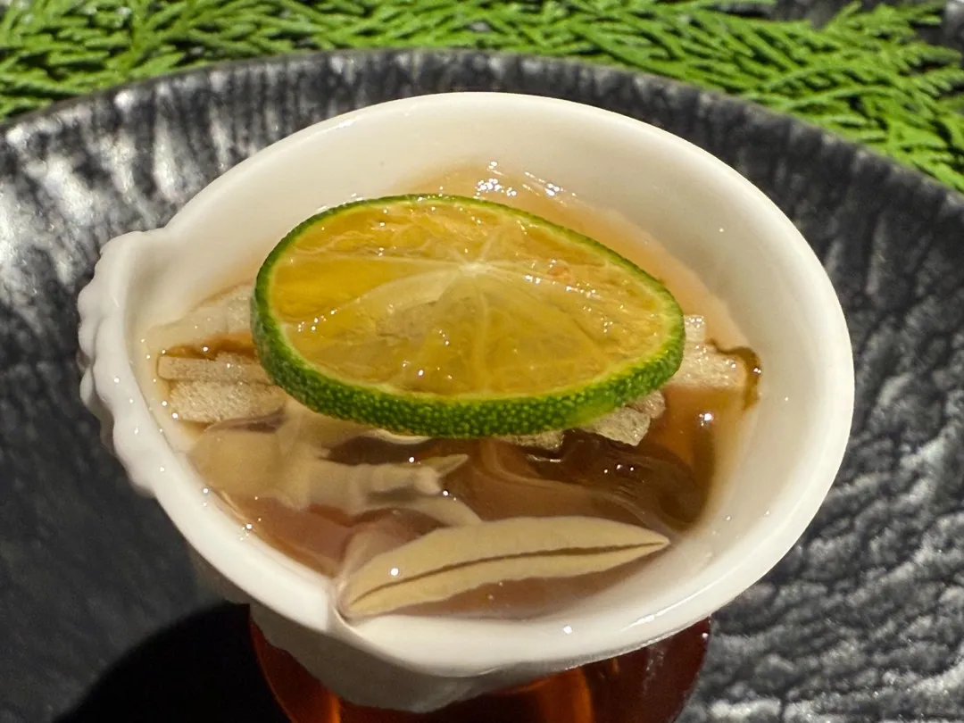 海蜇搭配蓴菜、酸甜金桔又是1種新風貌。(圖/黃宏輝提供)
