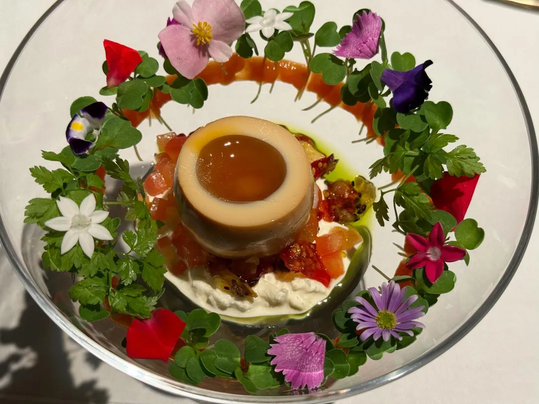 前菜「燻蛋 蕃茄 起司」組成創新版卡布里沙拉，中心的煙燻溏心茶葉蛋大有來頭。（圖／黃宏輝提供）