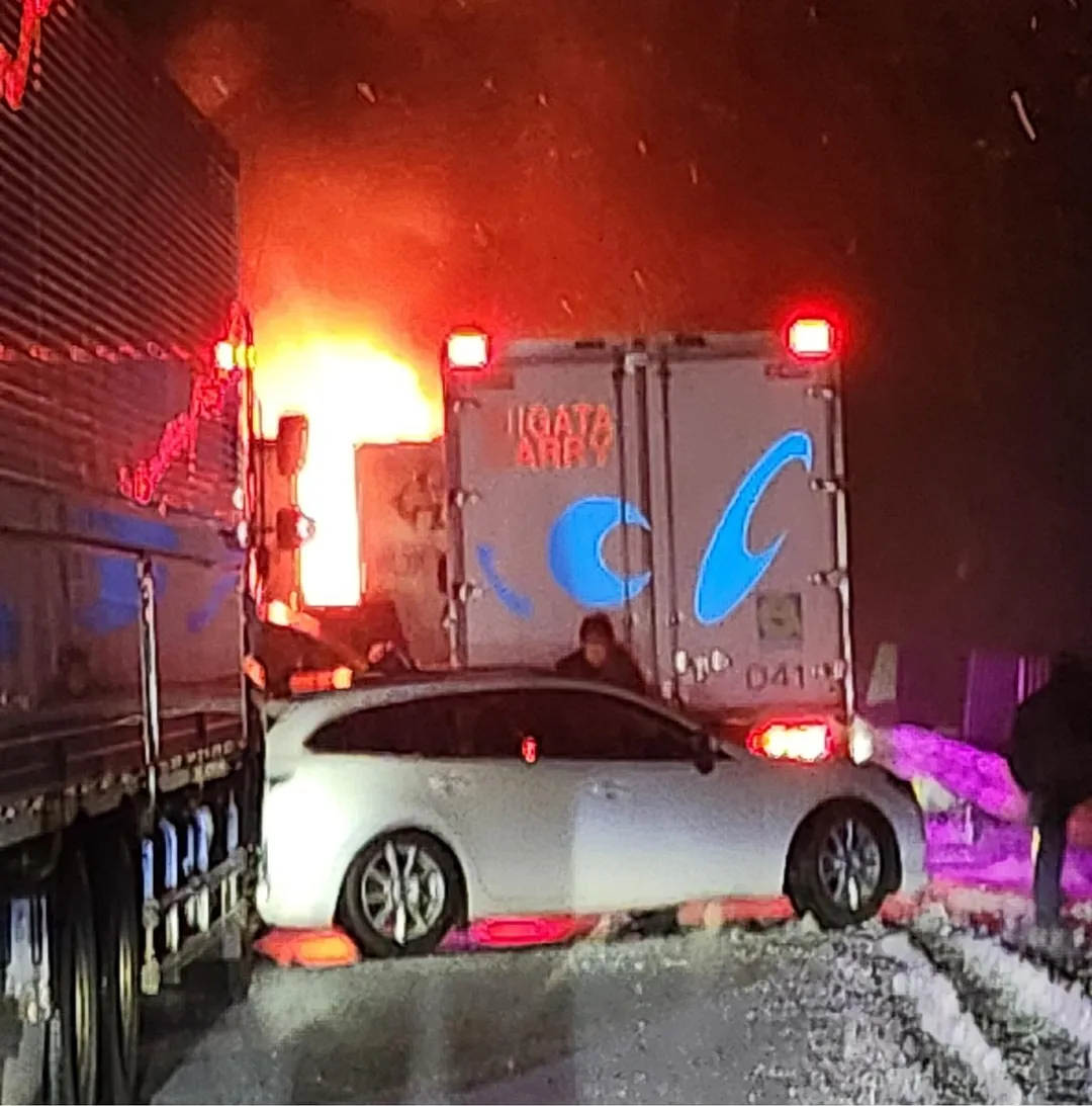 日本群馬縣關越自行車道26日晚間疑因路面打滑導致多起車禍，多人受傷沒有生命危險。（圖／翻攝自X@Lc2BESpn5JG0MTk）
