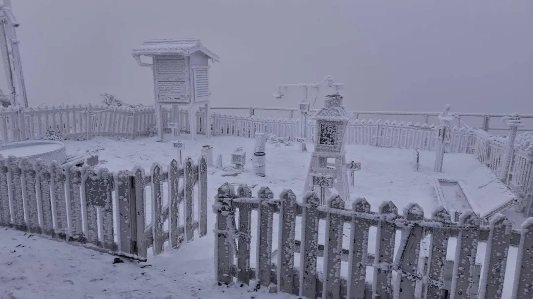 玉山氣象站被白雪覆蓋。（圖／氣象署提供）