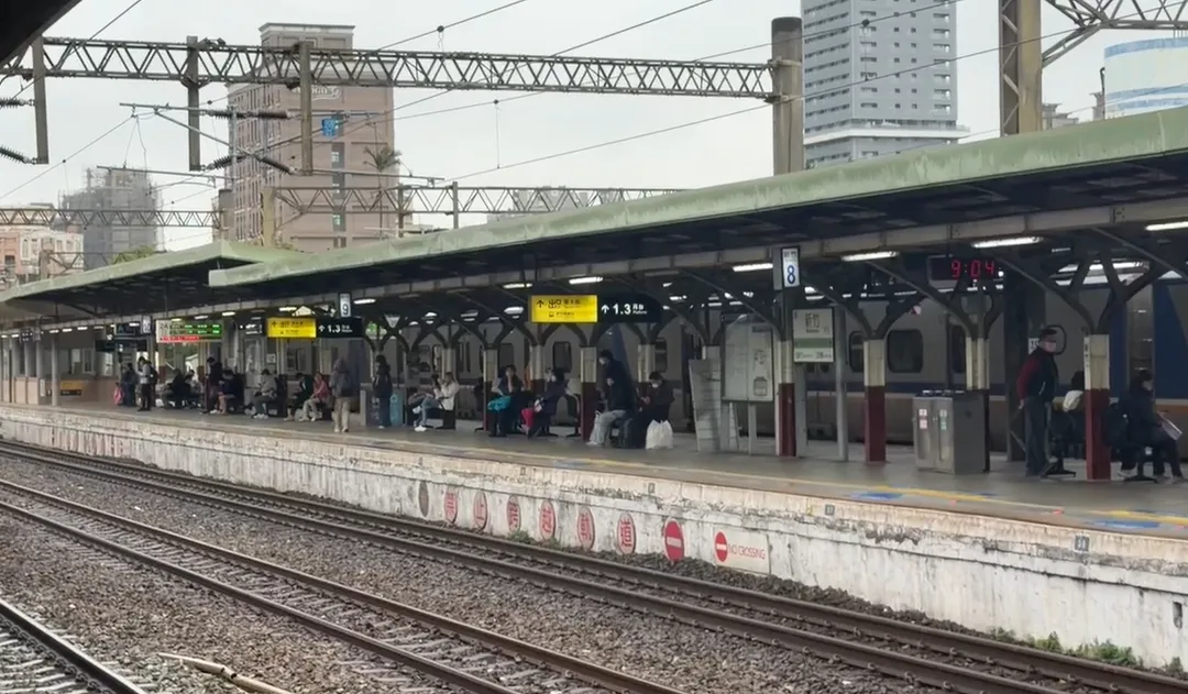 今天一早，新竹至香山及六家線電車線跳電事故。(圖/中天新聞)