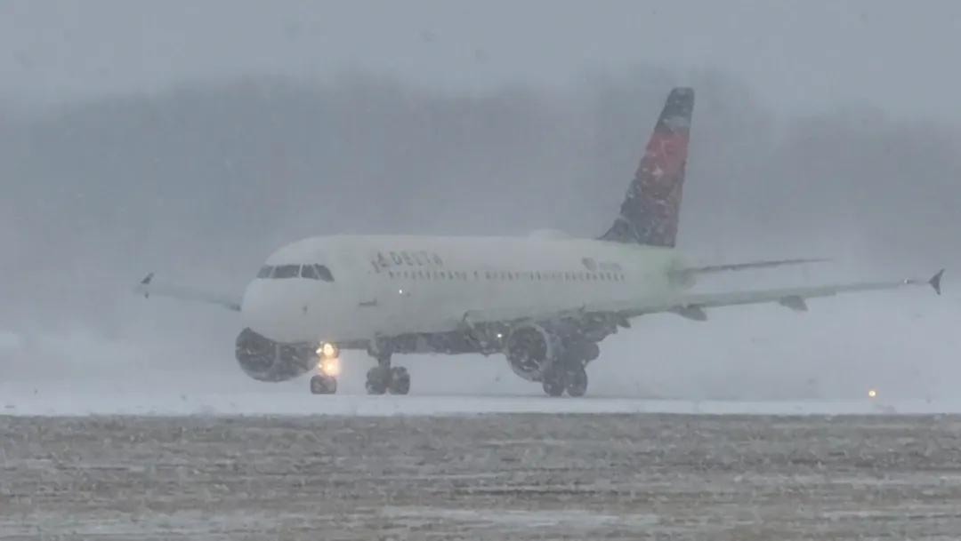 冬季風暴襲擊美國,一架飛機在大雪中起降。(圖/路透社)