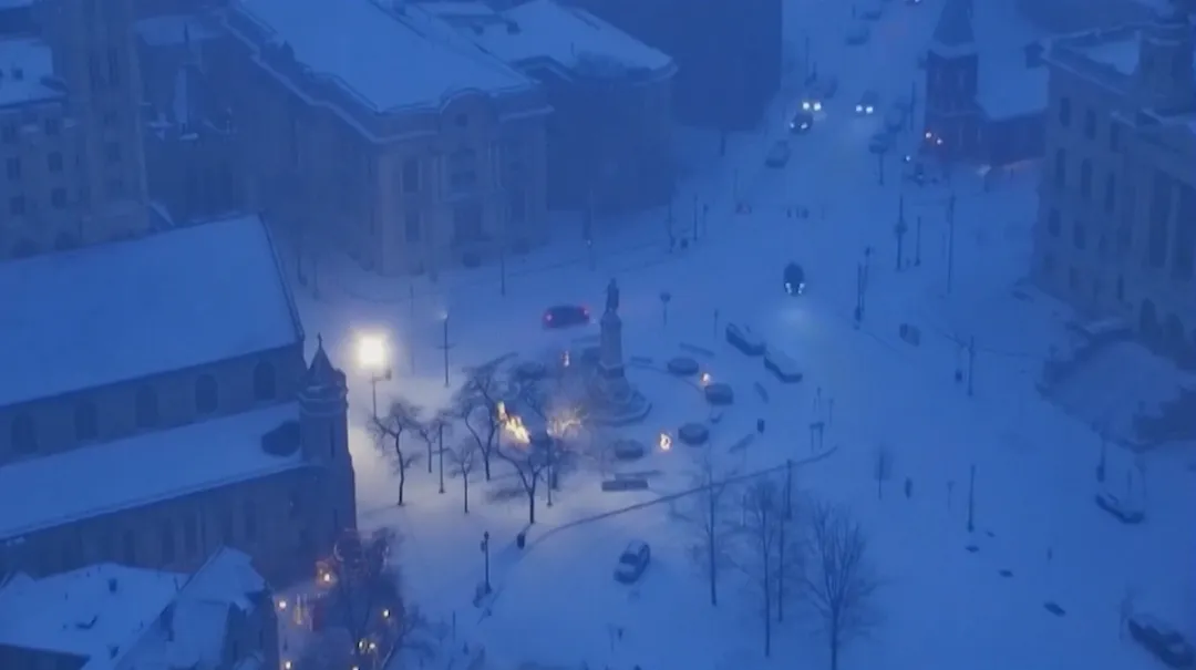 美國紐約州中心的雪城(Syracuse)26日降下大雪。(圖/路透社)
