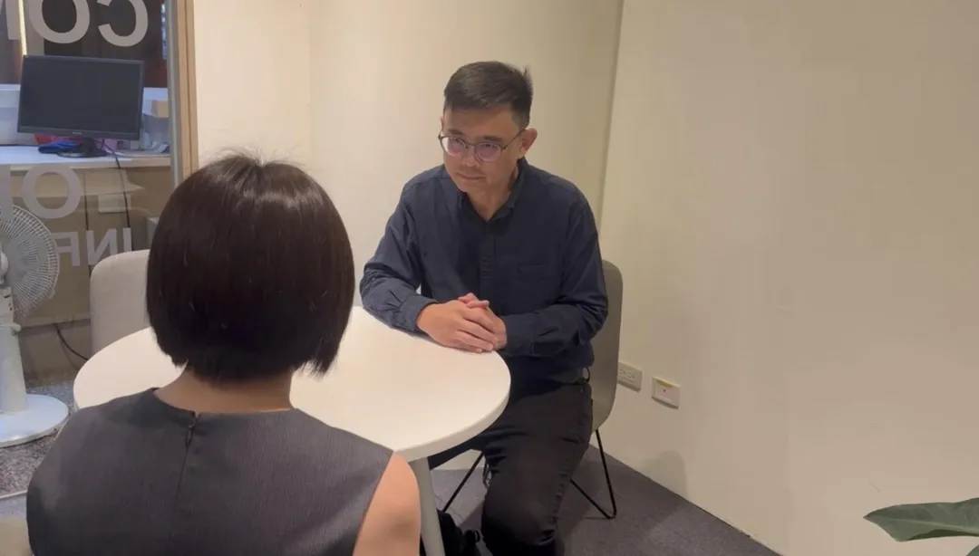 賴瑞隆與女孩的家長晤談,雙方家長於12月7日見面談話的照片。(賴瑞隆辦公室提供)
