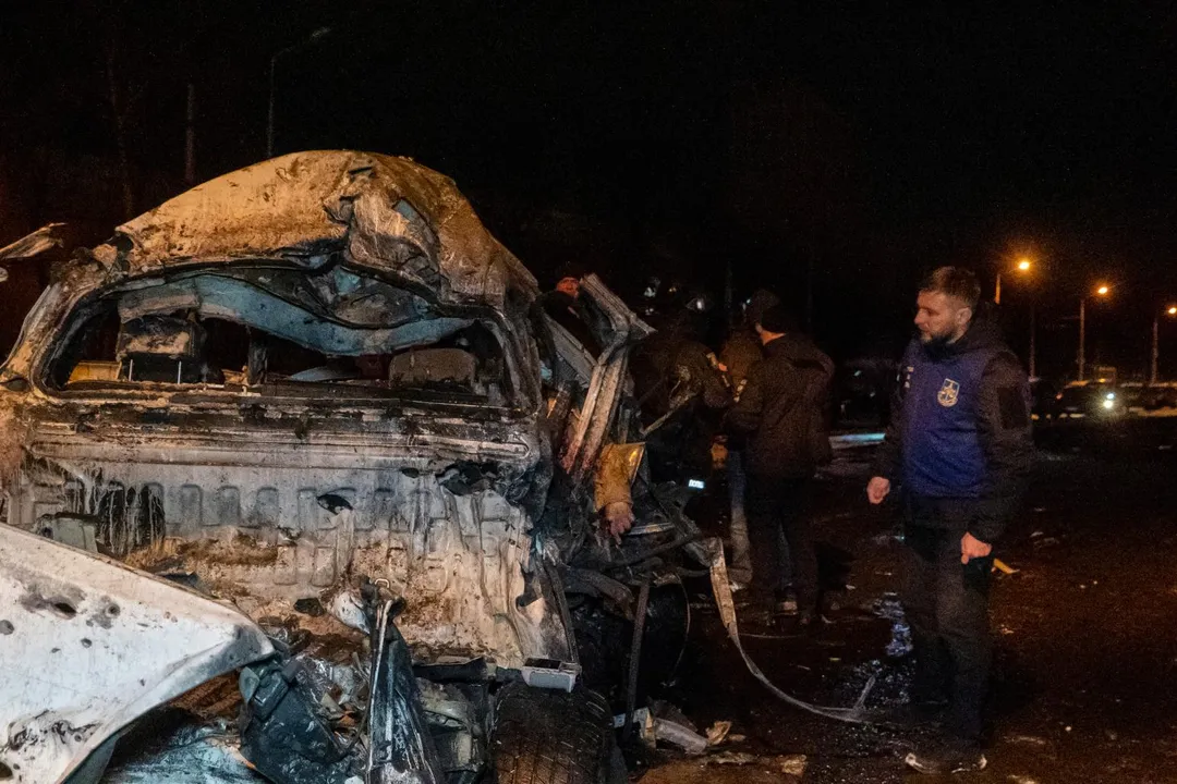 圖為12月26日,烏克蘭哈爾科夫(Kharkiv),警方正在檢查被俄羅斯空襲摧毀的車輛。(圖/美聯社)