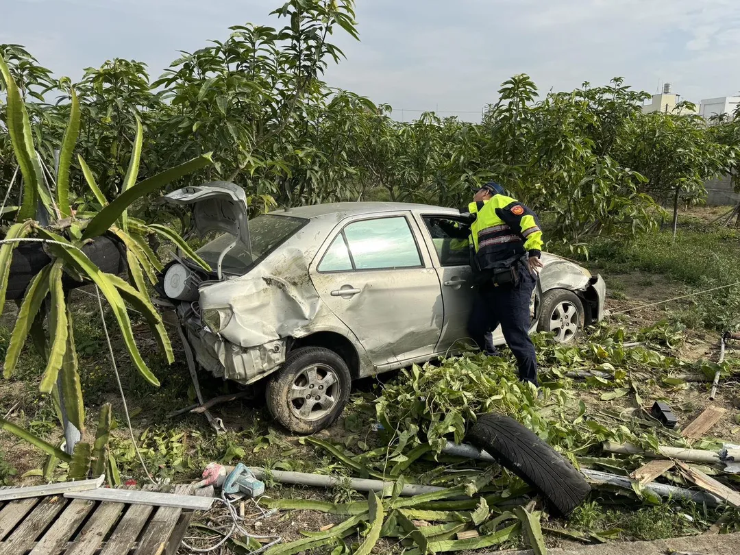 警方尋獲轎車現場。(圖/警方提供)