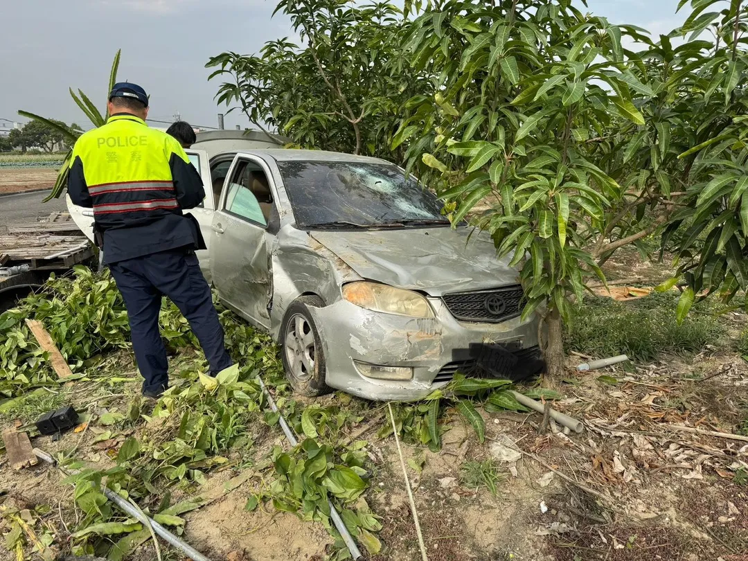警方尋獲轎車現場。(圖/警方提供)