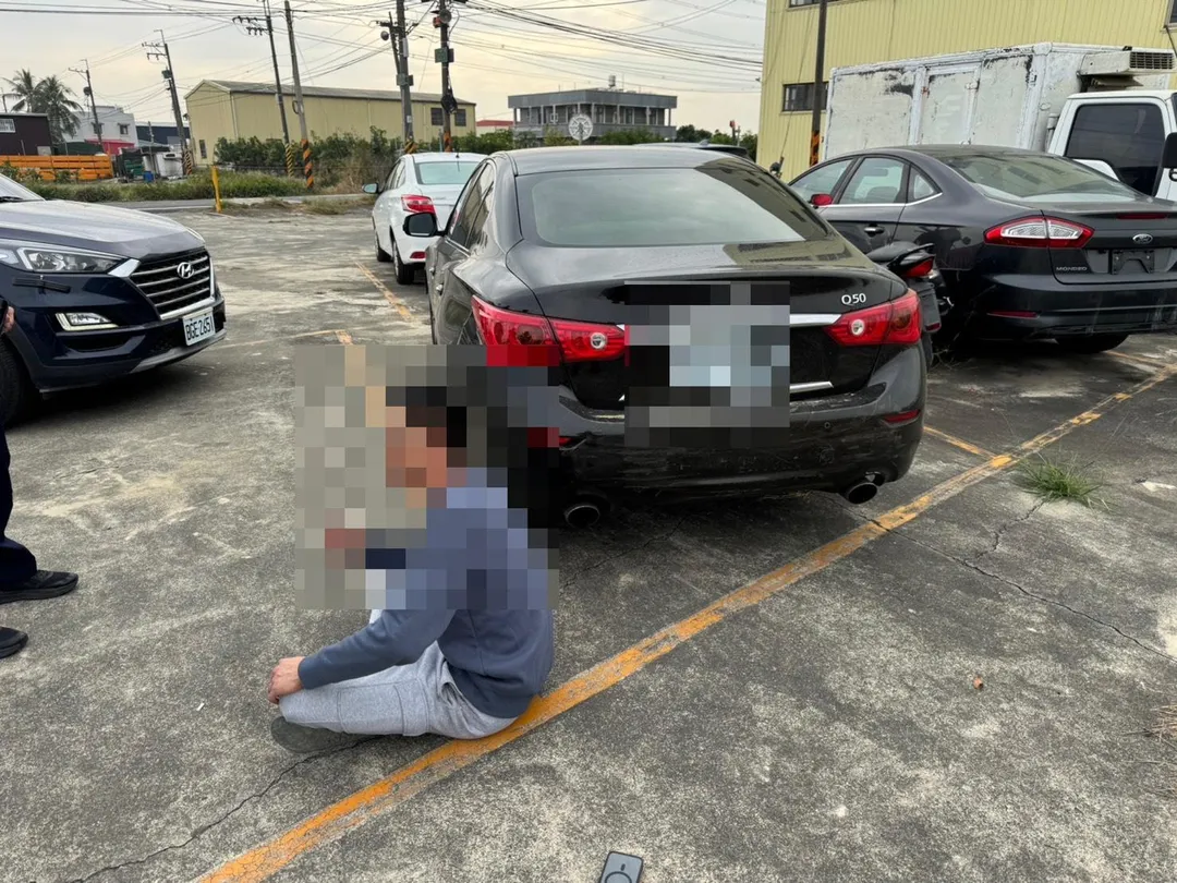男子為討債竟狂追5公里,還當街連撞對方轎車。(圖/警方提供)