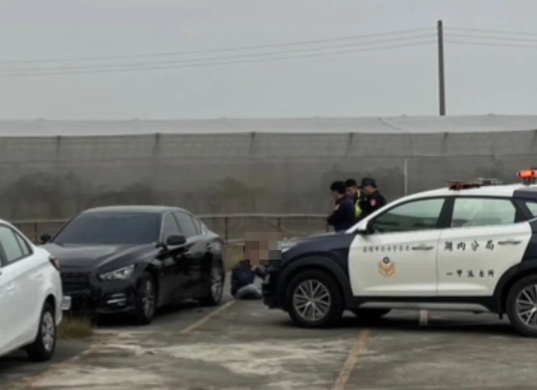 男子為討債竟狂追5公里,還當街連撞對方轎車。(圖/警方提供)