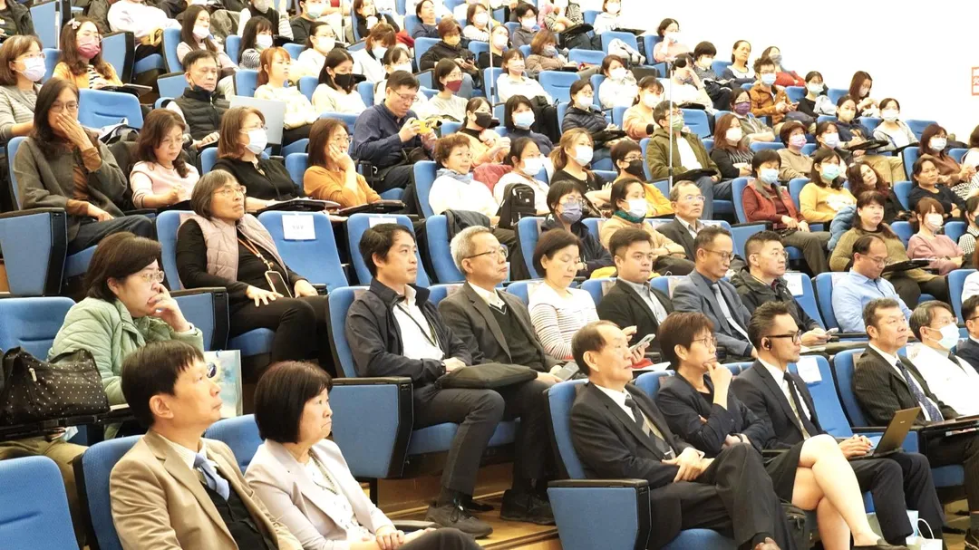 奇美醫院舉辦「2025年長照3.0國際研討會－共築無牆醫院‧永續健康願景」，活動現場約有300位與會者出席參與，場面熱絡。（圖／奇美醫院提供）