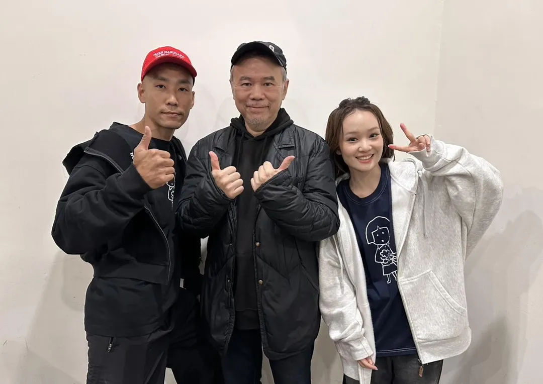 導演陳玉勳（中）在得知演員們連跑5場映後活動後，驚喜突襲現場。（圖／華文創 提供）