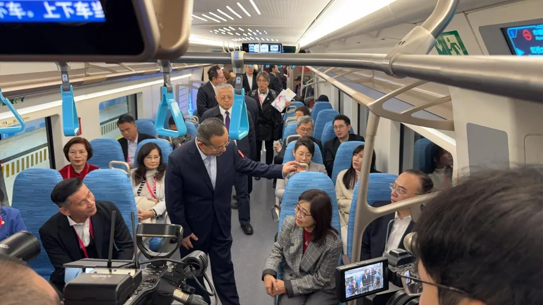 台北市副市長林奕華率台北團搭乘上海市域機場聯絡線。（中天新聞）