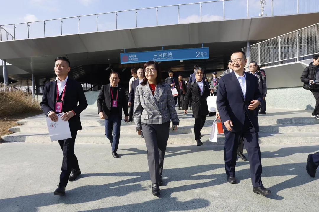 台北市副市長林奕華率台北團搭乘上海市域機場聯絡線。（中天新聞）