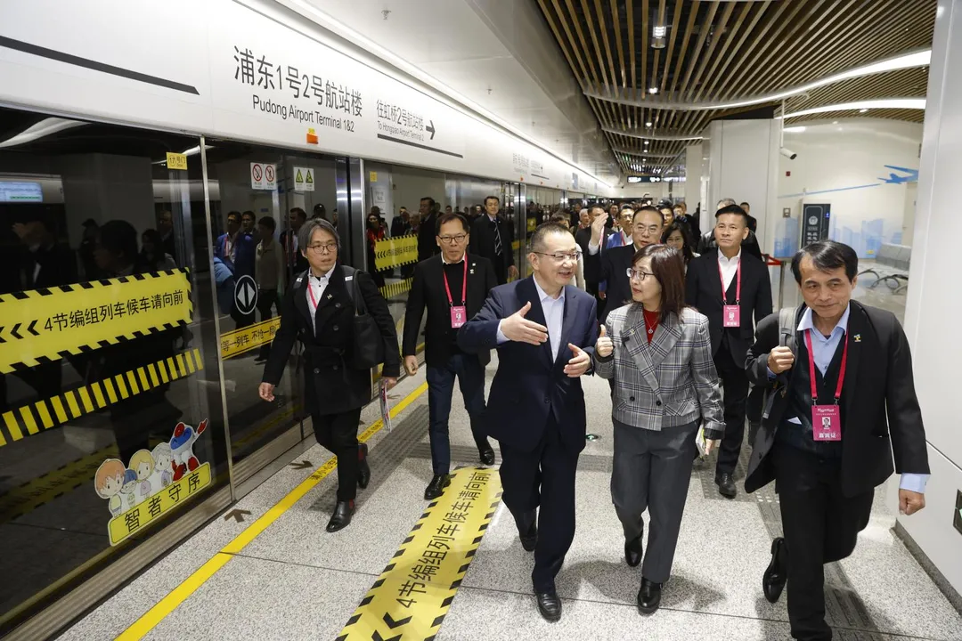 台北市副市長林奕華率台北團搭乘上海市域機場聯絡線。（中天新聞）