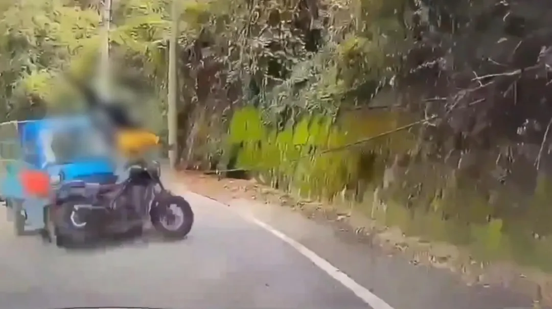 台中和平通往福壽山路上，發生一起重機撞上小貨車車禍，重機騎士和後座妻子雙雙被撞飛。（圖／警方提供）