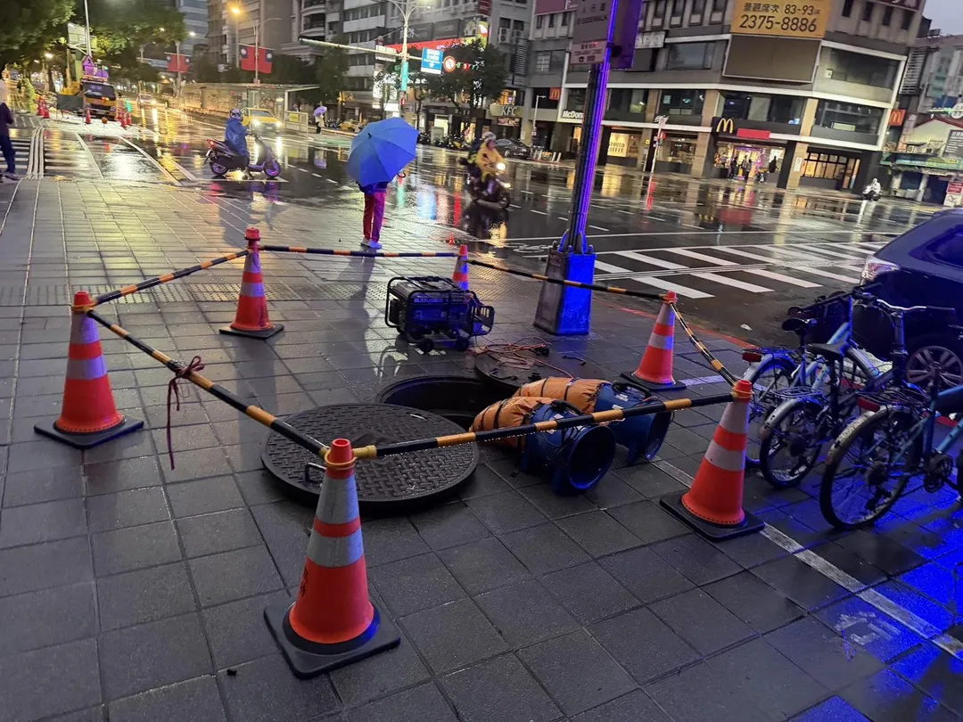 台北市中山區1處工地發生工人昏迷事件,疑似引擎發電機在不通風的空間飄散不明氣體,現場2名工人送醫治療。(圖/翻攝畫面)