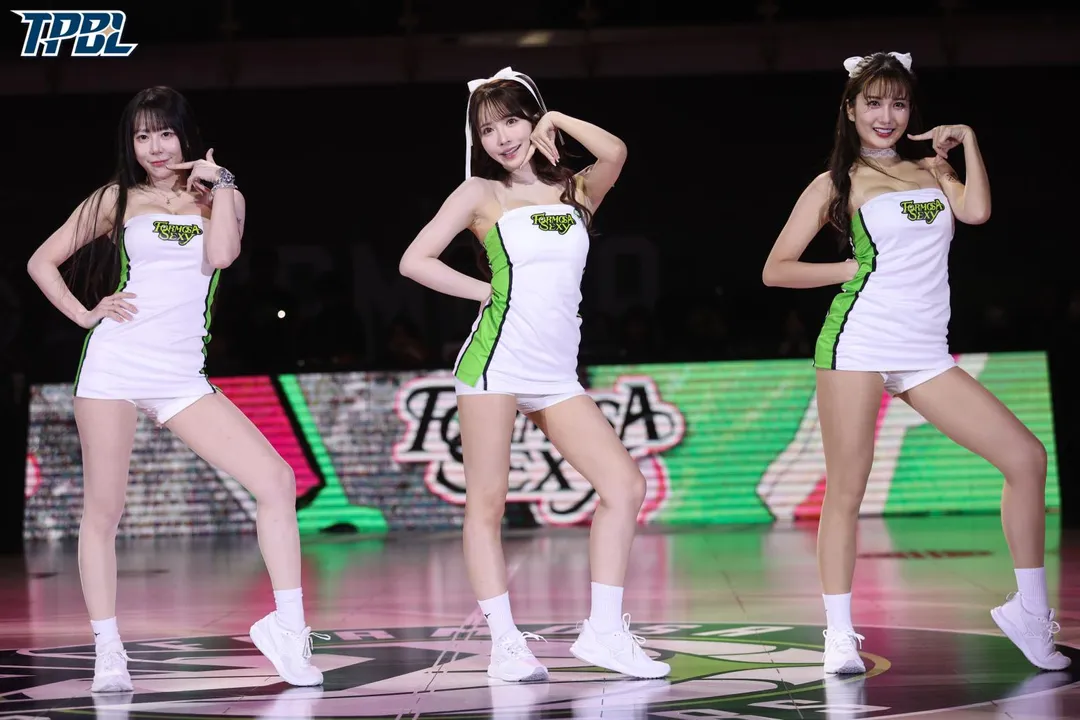 日本人氣女神三上悠亞（中）今日迎來加盟「Formosa Sexy」後首秀。（圖／TPBL職籃提供）