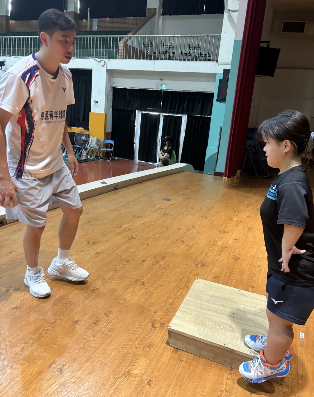 鄭竣逸依據帕拉羽球選手肌力身高與技術特性量身調整課表協助選手精準提升表現。(圖/新北市體育局提供)