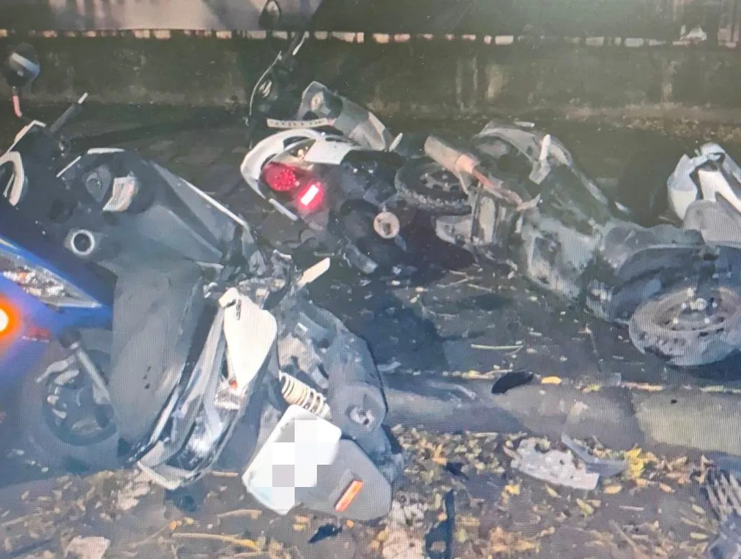 於今(27)日0時許,在中壢區高鐵南路一段,22歲蘇男駕駛自小客車,與停放機車停車格內之27部機車發生碰撞。(圖/警方提供,下同)
