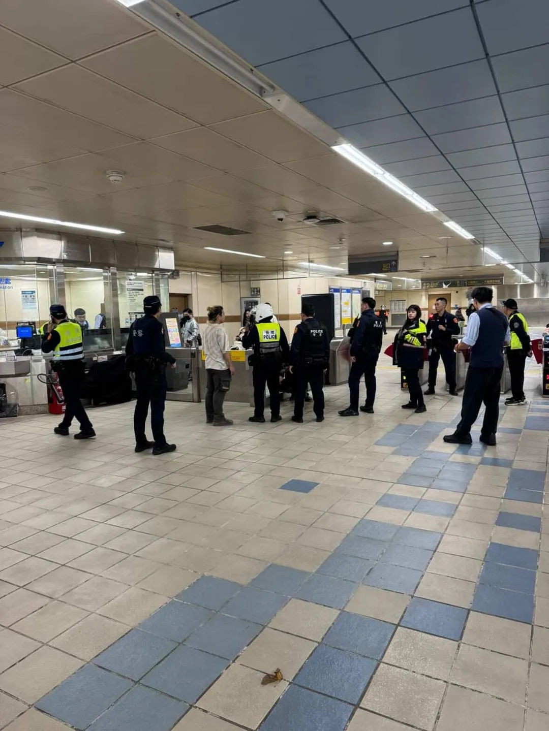北捷大直站一名男乘客情緒失控,站務人員勸阻險被攻擊。(圖/民眾提供)