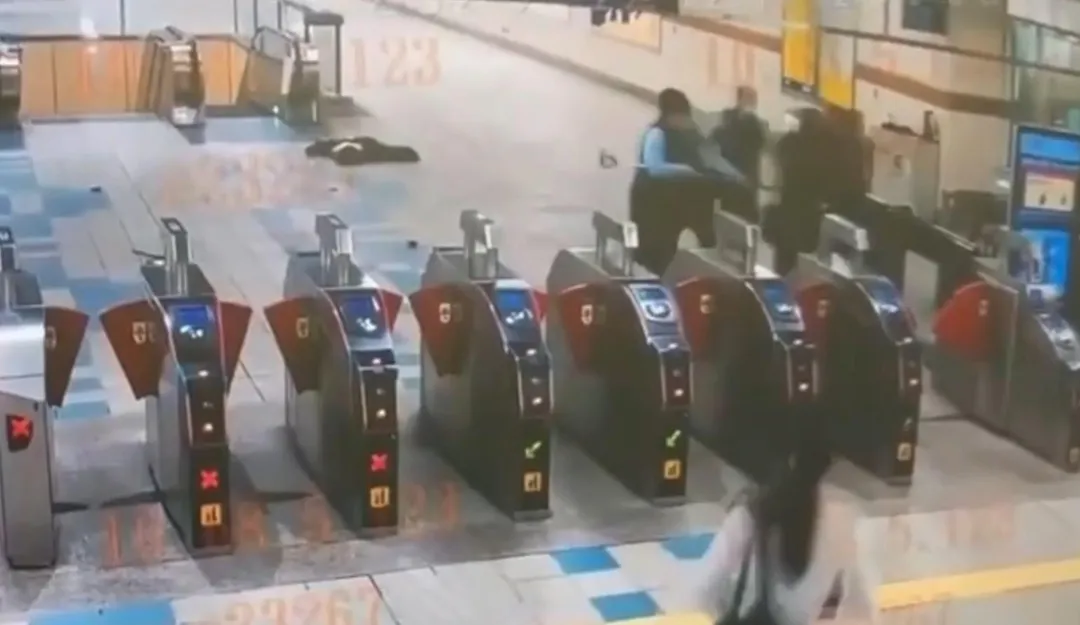 一名陳姓男子因喝醉酒失控，在台北捷運大直站咆哮，遭站務人員制止。（圖／警方提供）