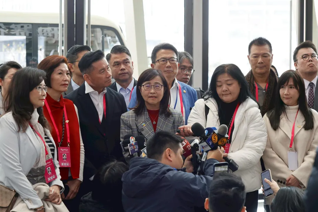 台北市副市長林奕華27日代表市長蔣萬安率團抵達上海,被問到公務員赴陸需報備,是否會影響未來雙城論壇舉辦?她回應,「雙城論壇已經第16年了,一定是長長久久每年舉辦。」(圖/台北市府提供)