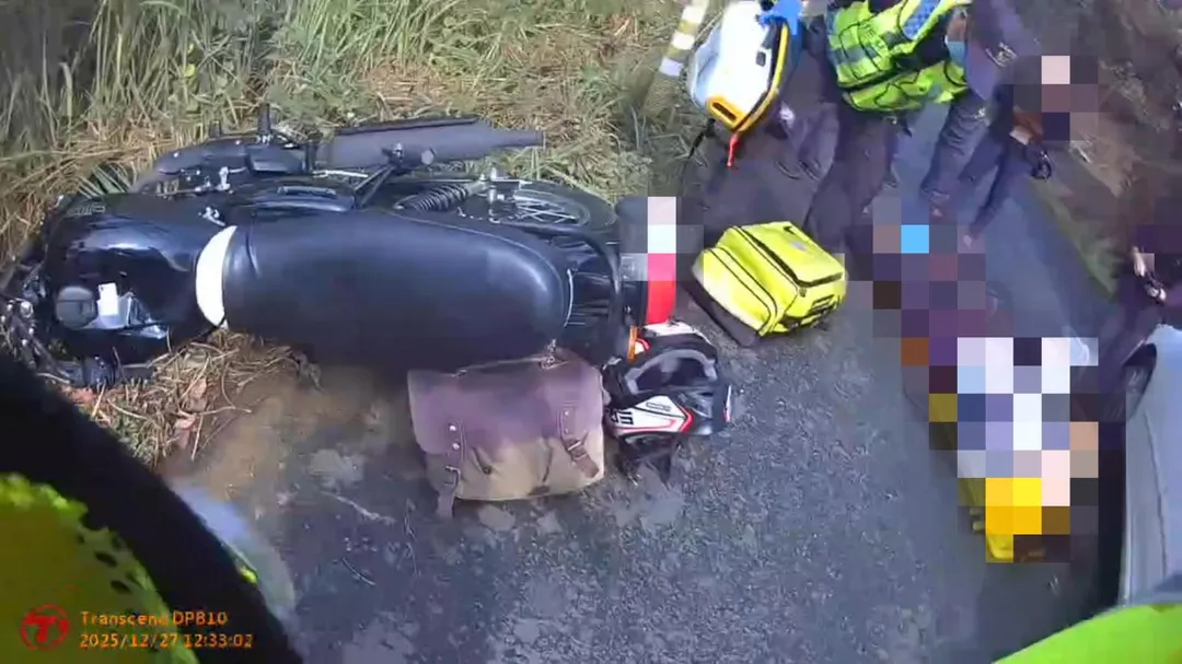 嘉義縣民雄鄉今（27）日中午發生機車與自小客車衝撞意外，機車騎士為中正大學的學生，送醫不治。（圖/警方提供，下同）