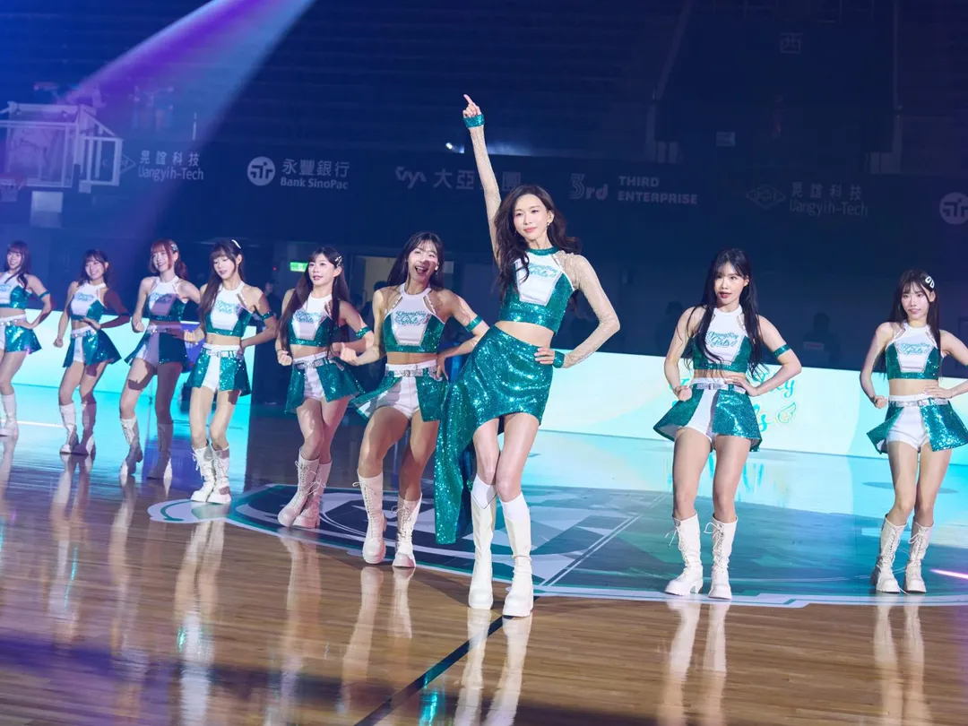 林志玲驚喜助陣洋基工程主場開幕戰，合體YoungKey Girls嗨翻全場。（圖／洋基工程提供，下同）