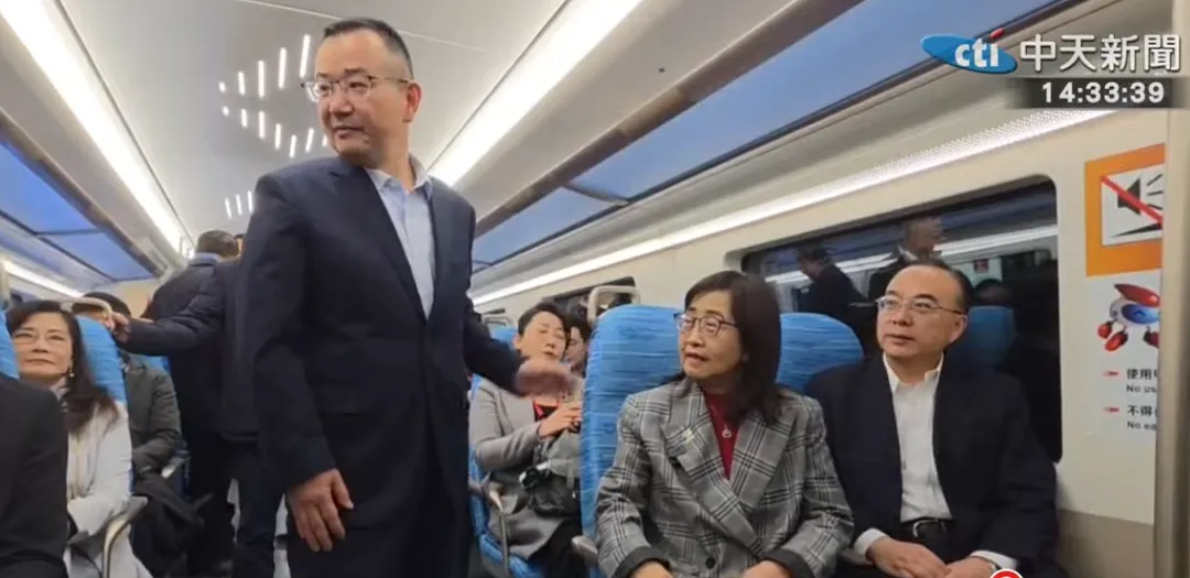 林奕華與市府團隊搭乘上海市域機場線列車。（圖／中天新聞）