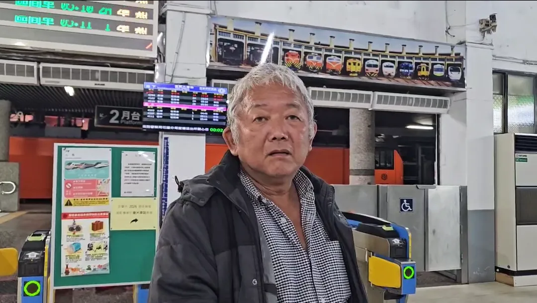 曾先生就這樣在宜蘭火車站等鐵路,一個小時，不知公路如何也不敢坐公車。（圖/中天新聞）