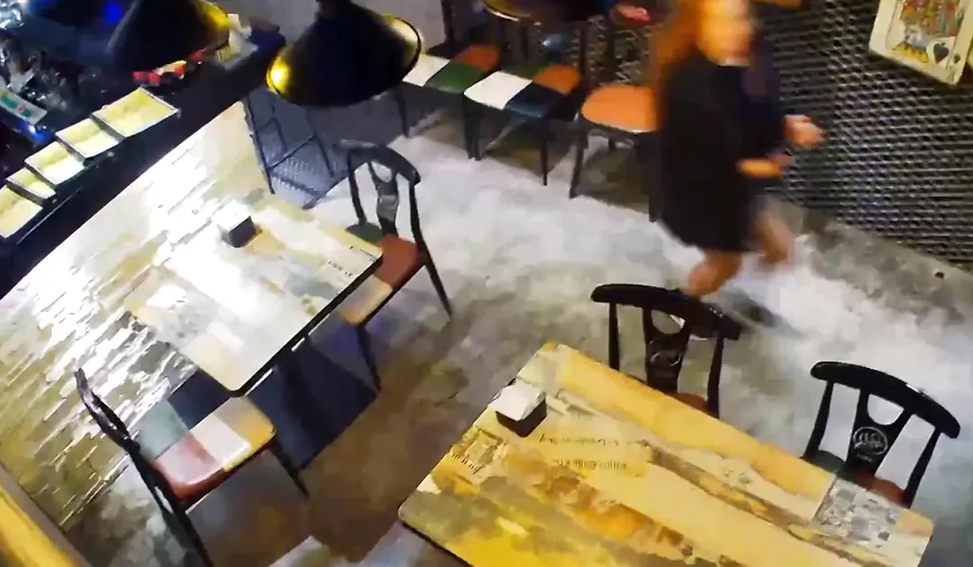 7.0強震撼東部,宜蘭店家老闆奪門而出驚悚畫面曝光。(圖/店家老闆授權提供)