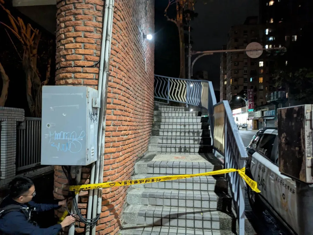 新北市丹鳳高中前，天橋磁磚掉落，目前已拉起封鎖線。（圖／新北市消防局提供